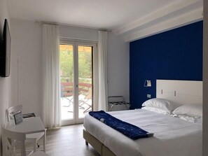 Dubbelrum eller tvåbäddsrum | Värdeförvaringsskåp på rummet, skrivbord, ljudisolering och gratis wi-fi