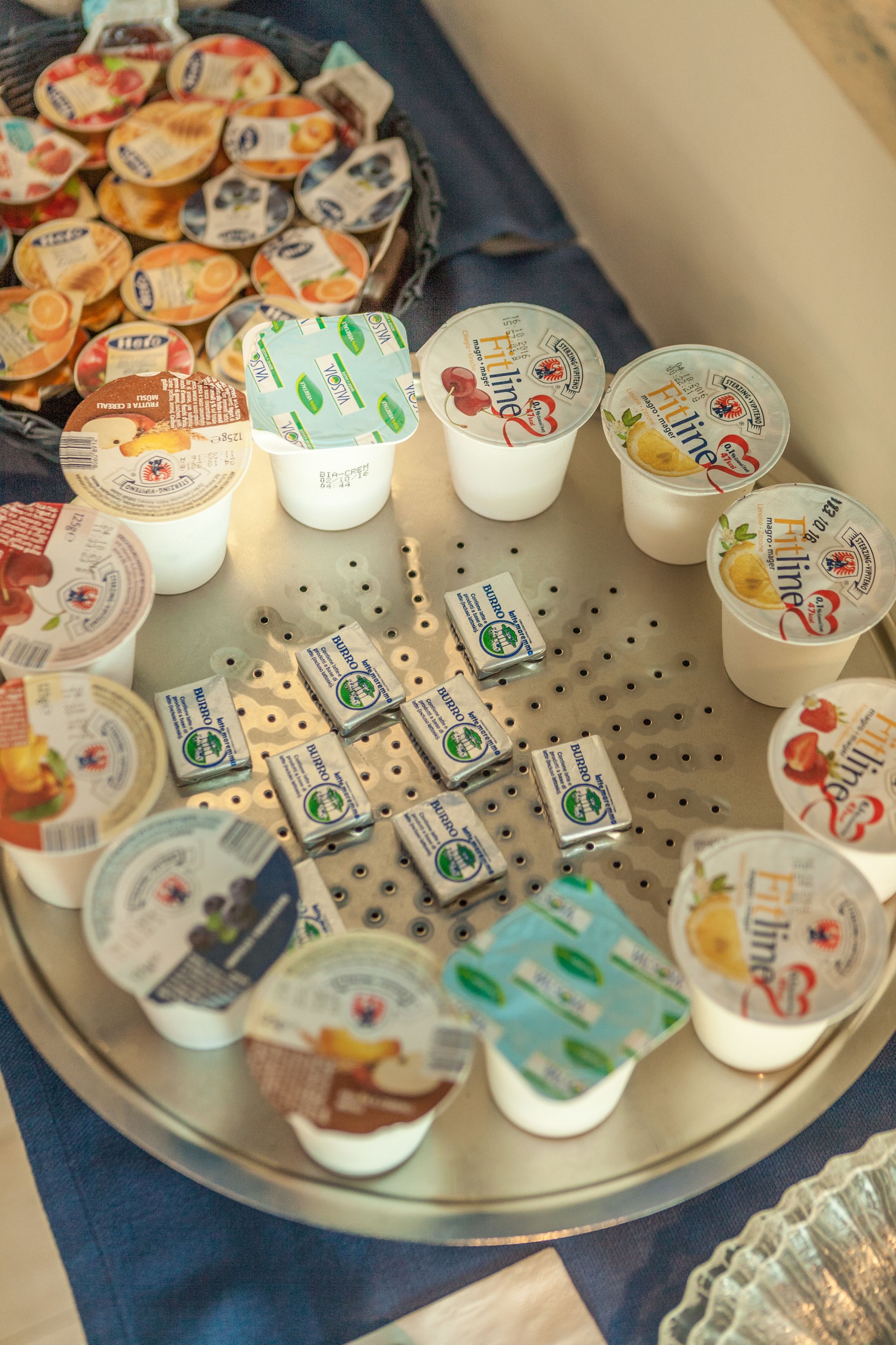 A tray of yogurt cups and bars on a table.