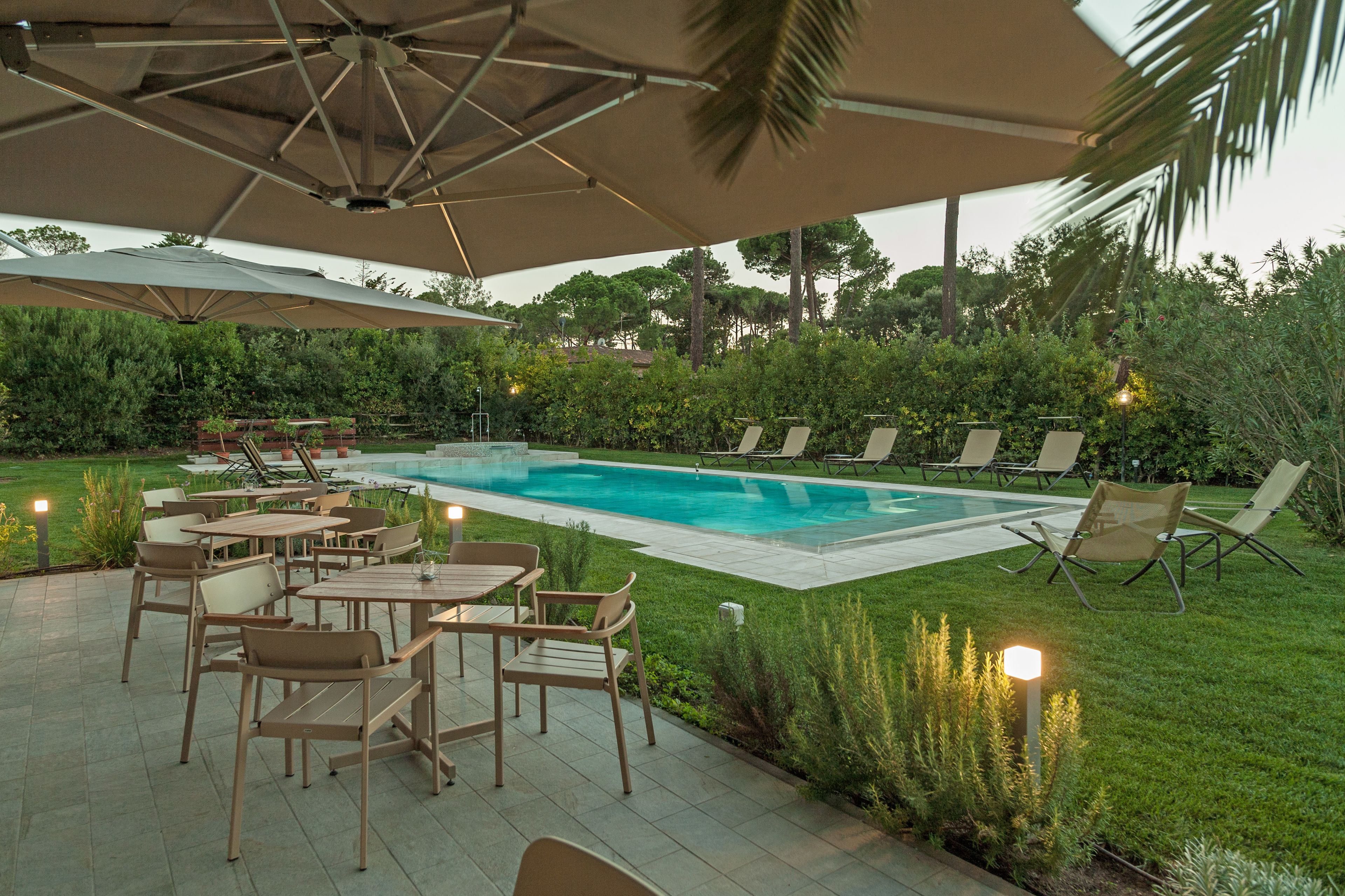 Piscine extérieure, chaises longues