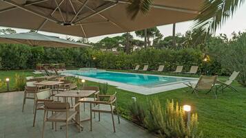 Piscine extérieure, chaises longues