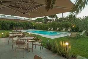 Außenpool, Liegestühle