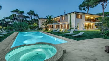 Bain à remous extérieur