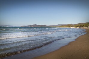 Nära stranden, solstolar och parasoller