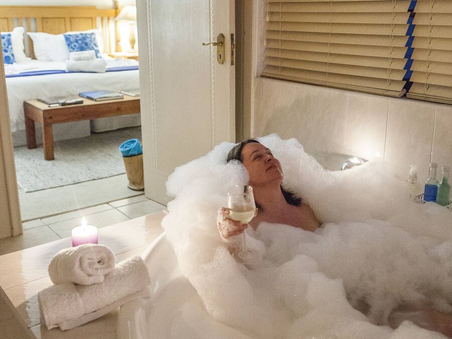 Room (Honeysuckle King or twin, Jacuzzi ) | Deep soaking bathtub