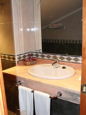 Family Room (2 Adults + 2 Children) | Bathroom | Free toiletries, hair dryer, towels - Hotel Camino Real (Valdefresno)