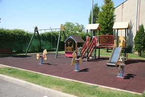 Children’s play area – outdoor - Hotel Camino Real (Valdefresno)