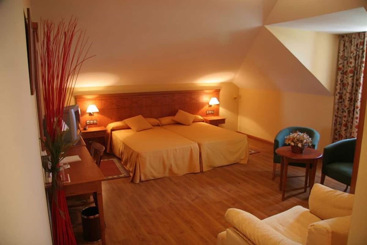 standard double or twin room | in-room safe, desk, blackout curtains, soundproofing