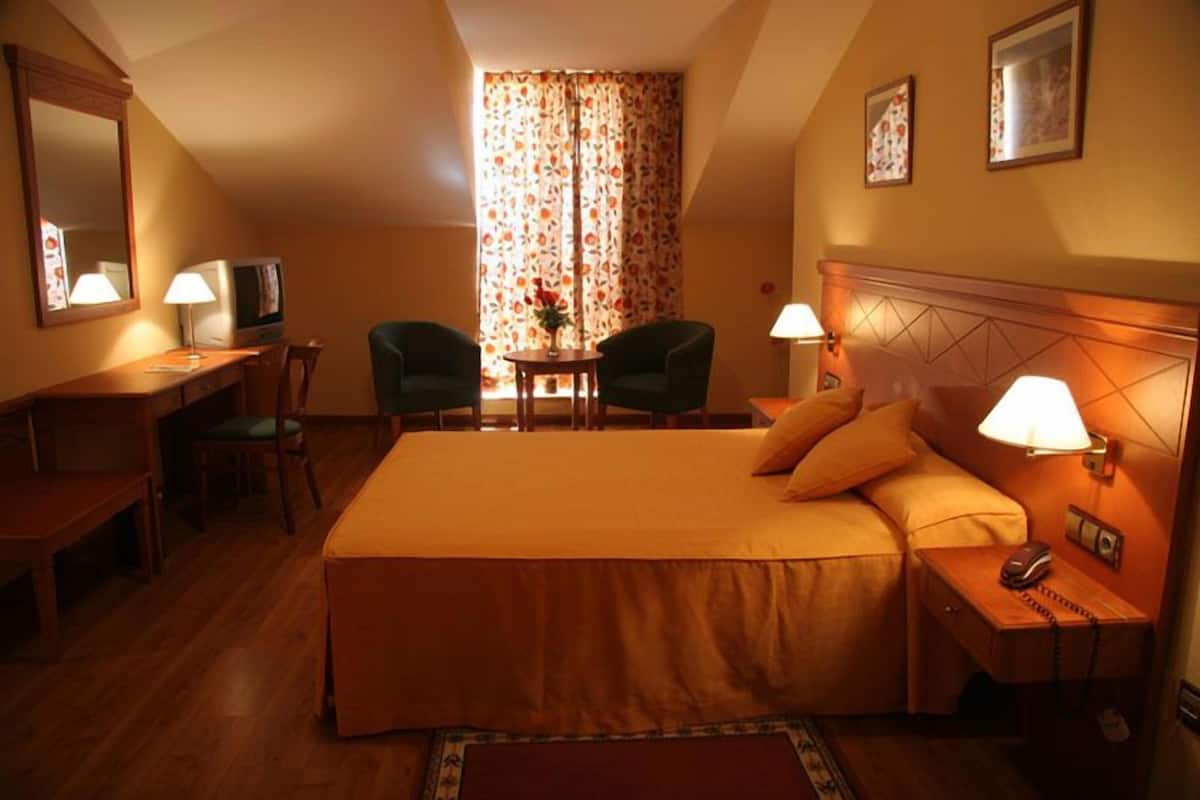 standard double or twin room | in-room safe, desk, blackout curtains, soundproofing