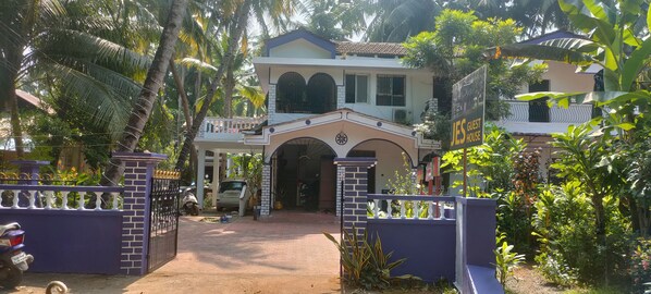 Vista frontal de la propiedad