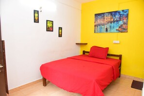 Quarto standard, 1 quarto, vista para o jardim | Área de estar | TV 32 polegadas com canais via satélite