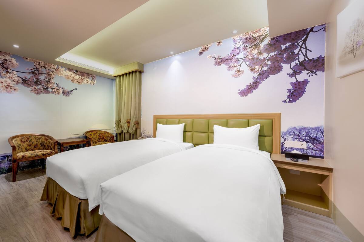 Insonorización, tabla de planchar con plancha y camas extra