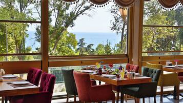 Frokost, lunsj og middag serveres, tyrkiske retter, utsikt mot hagen