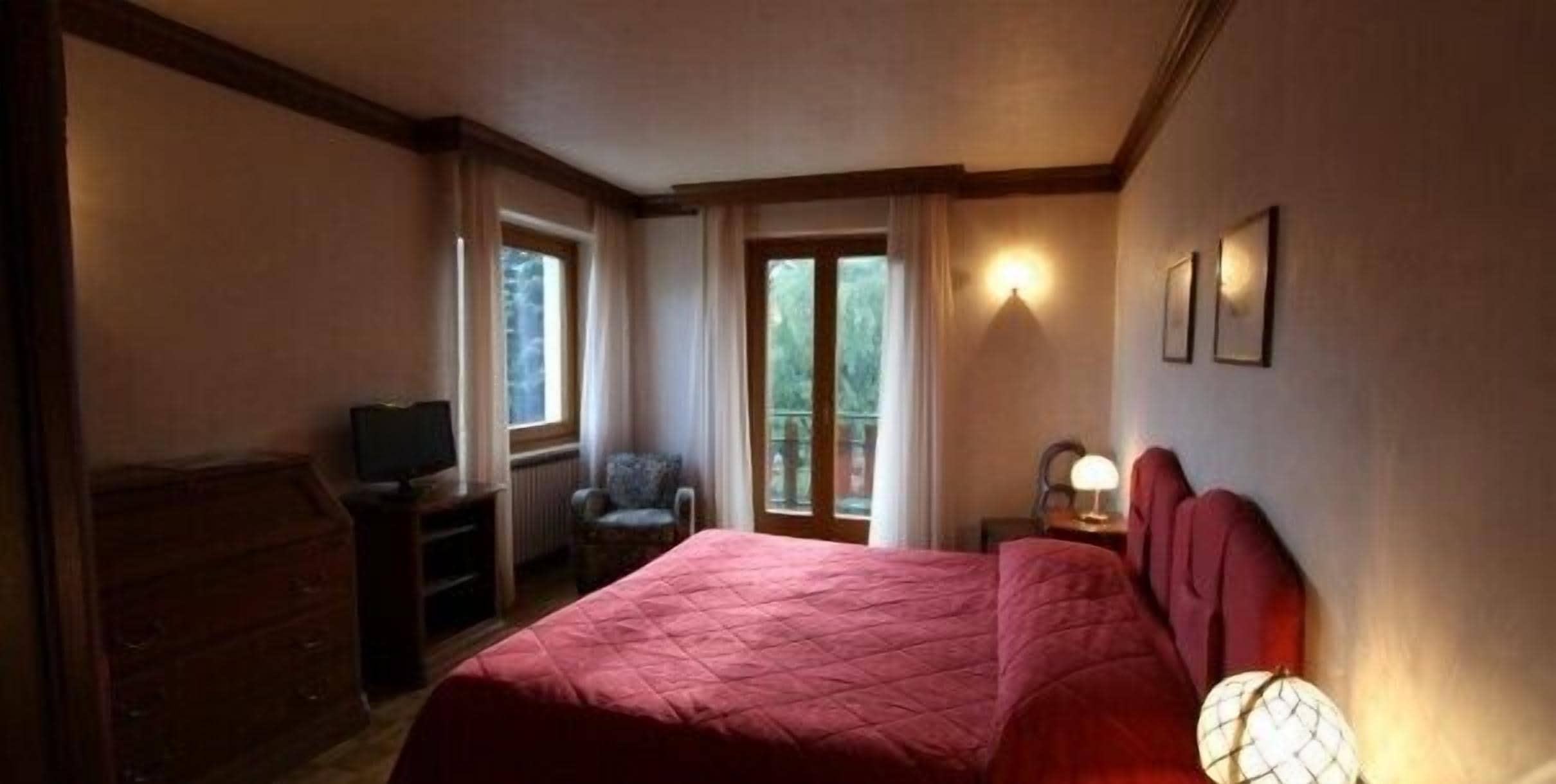 Camera con letto matrimoniale o 2 letti singoli | Una scrivania, culle/letti per bambini (a pagamento), Wi-Fi gratuito