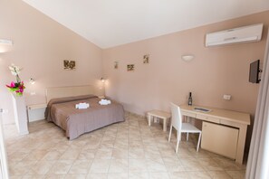 In-room safe, desk, soundproofing, cots/infant beds - Residenza Borgo Italico (Ricadi)
