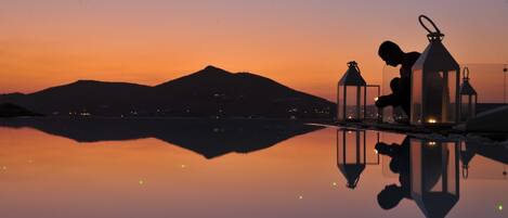 Piscine extérieure, parasols de plage, chaises longues