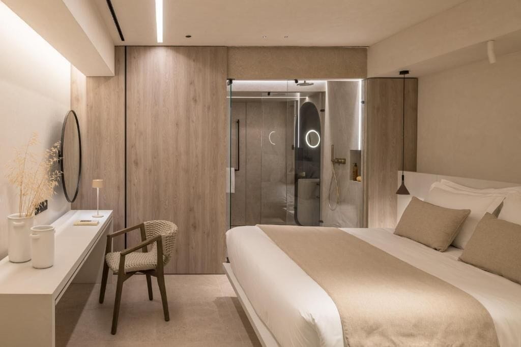 In-room safe, soundproofing, iron/ironing board, free WiFi