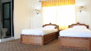 Doppia Standard | Biancheria da letto di alta qualità, una scrivania, ferro/asse da stiro