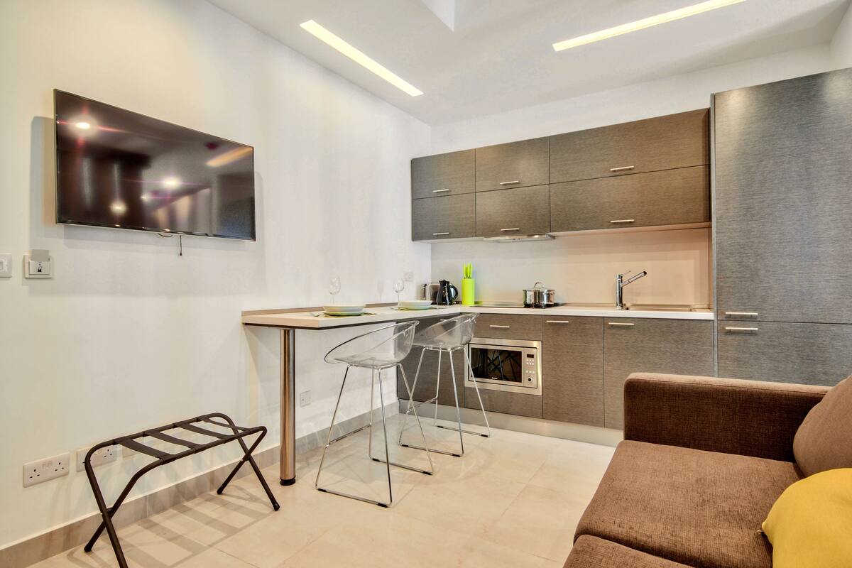 deluxe studio | private kitchen | fridge, microwave, oven, stovetop
