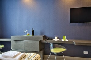Comfort Studio, 1 Double or 2 Single Beds | In-room safe, desk, soundproofing, iron/ironing board