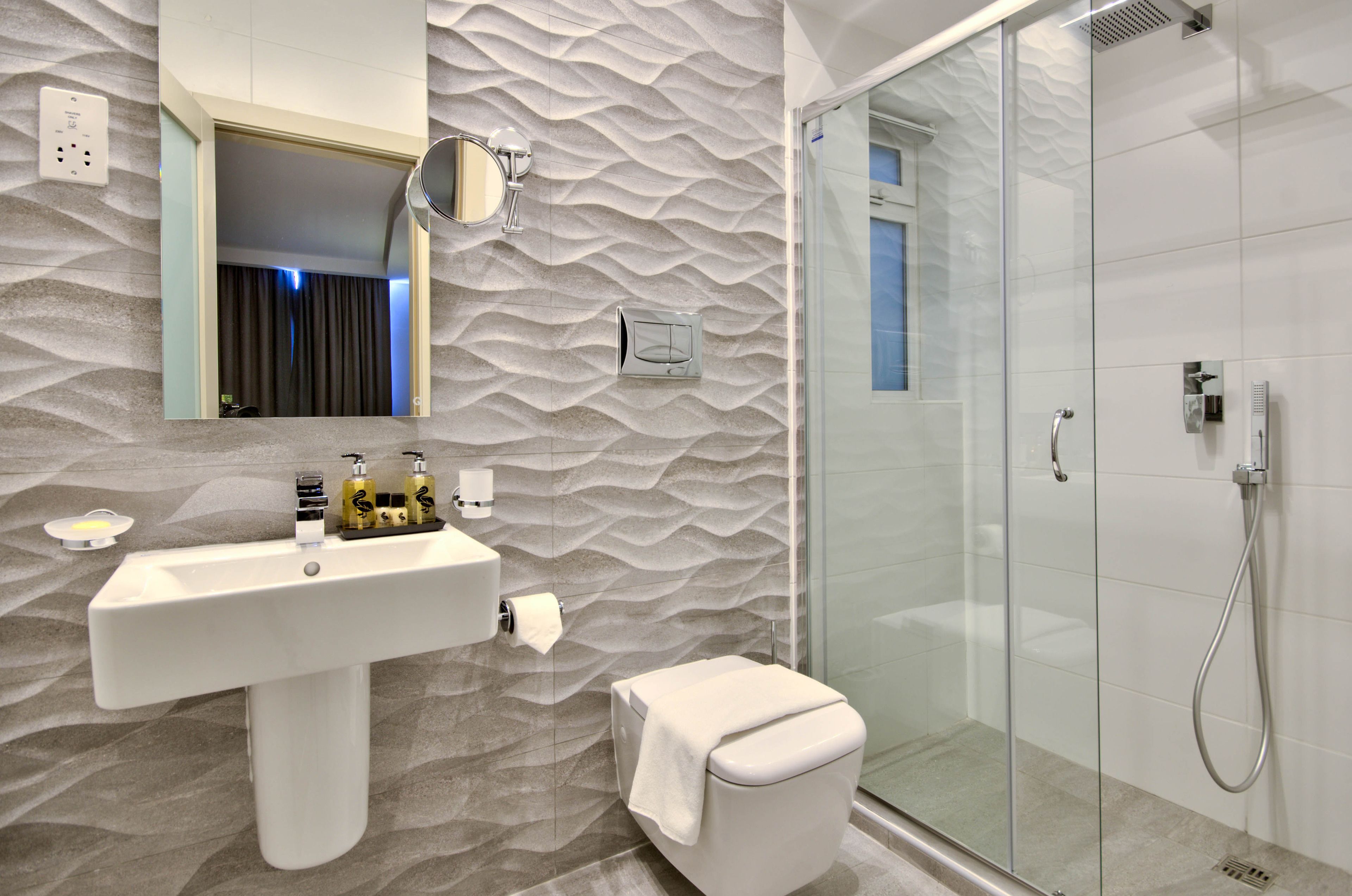 Douche, articles de toilette gratuits, sèche-cheveux