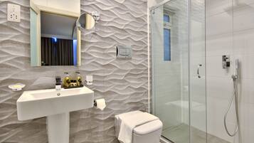 Dusche, kostenlose Toilettenartikel, Haartrockner
