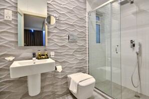 Shower, free toiletries, hair dryer - Jules Suites (St. Julian's)