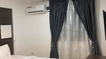Kamar Superior | Brankas, meja kerja, ruang kerja ramah laptop, dan tirai kedap cahaya