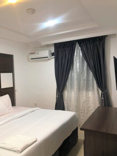 Mayors & Diplomat Suites Opebi