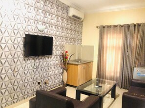 Business Suite | In-room safe, desk, laptop workspace, blackout drapes - Mayors & Diplomat Suites Opebi (Lagos)
