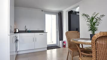 Apartment 3 Shoco | Cocina privada | Refrigerador con congelador, microondas, horno y parrilla de estufa