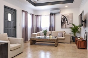 Apartment 2, House Yuwana | Khu phòng khách | TV màn hình phẳng 