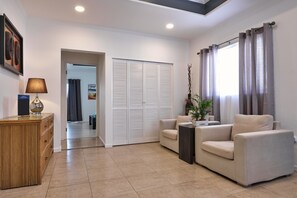 Apartment 2, House Yuwana | Zona de estar | Una televisión de pantalla plana