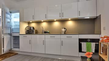 Apartment 2, House Yuwana | Cuisine privée | Grand réfrigérateur, micro-ondes, four, plaque de cuisson