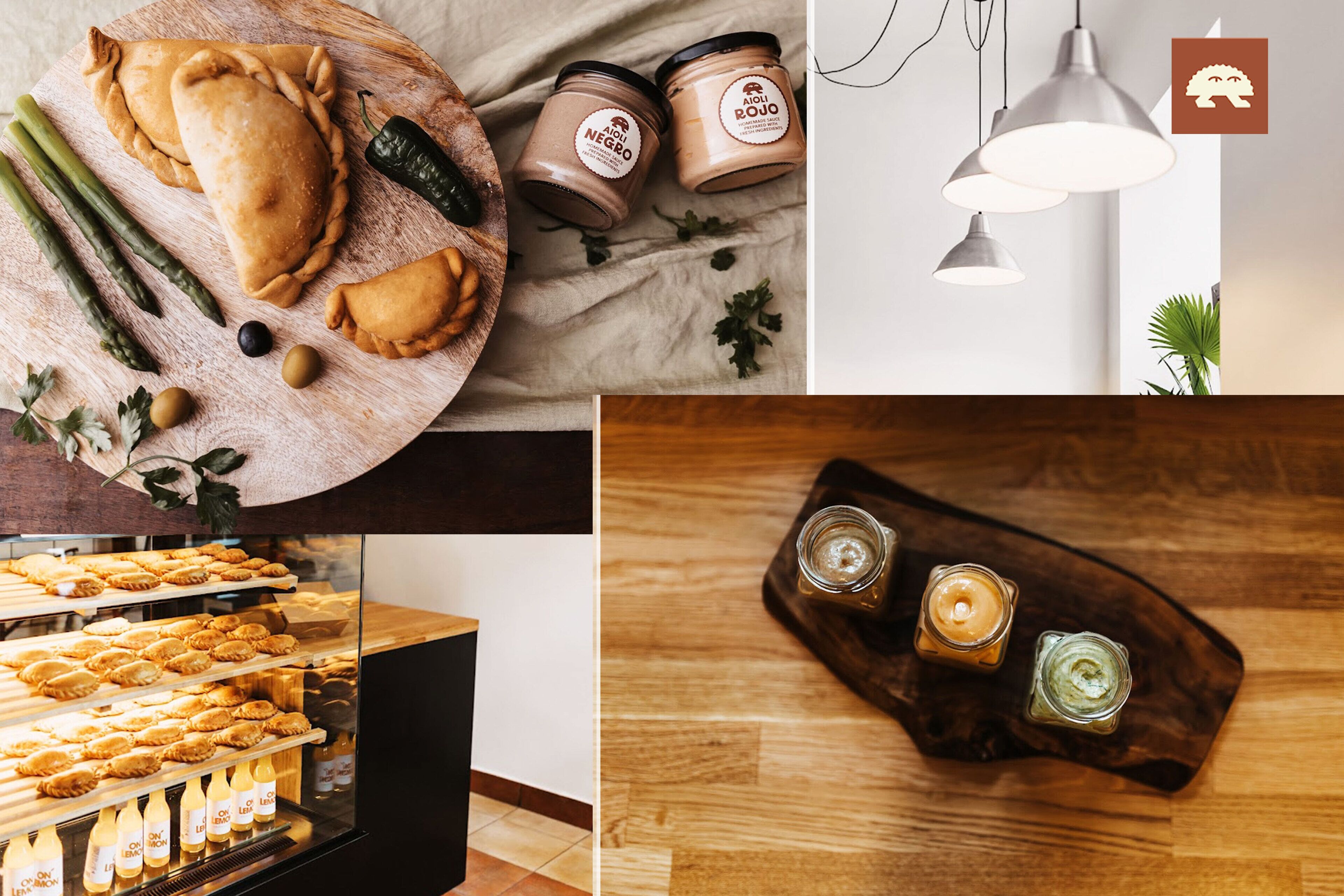 Diversos alimentos, como pasteles y salsas, exhibidos sobre una tabla de madera y en una vitrina de cristal.