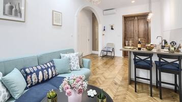 Deluxe-huoneisto, 1 keskisuuri parisänky ja vuodesohva, jääkaappi ja mikroaaltouuni | Yksityinen keittiö | Jääkaappi, liesi, vedenkeitin, keittoastiat/astiat/ruokailuvälineet