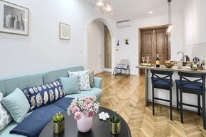 Deluxe Apartment, 1 Queen Bed with Sofa bed, Refrigerator & Microwave | Private kitchen | Fridge, stovetop, electric kettle, cookware/dishes/utensils - Platinum Aparthotel (Kraków)