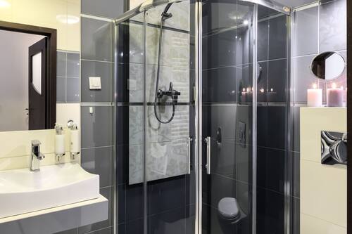 Suite Junior, 1 chambre, non-fumeurs | Salle de bain | Douche, douche à « effet pluie », articles de toilette de luxe