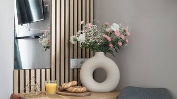 Economy Double or Twin Room, Ensuite, Courtyard View | Individually decorated, individually furnished, laptop workspace