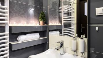 Junior-sviitti, 1 makuuhuone, tupakointi kielletty | Kylpyhuone | Suihku, sadesuihkupää, designer-hygieniatuotteet, hiustenkuivaaja