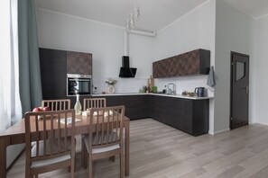 Premium Suite, 1 Queen Bed with Sofa bed, Balcony, Corner | Private kitchen | Fridge, stovetop, electric kettle, cookware/dishes/utensils - Platinum Aparthotel (Kraków)
