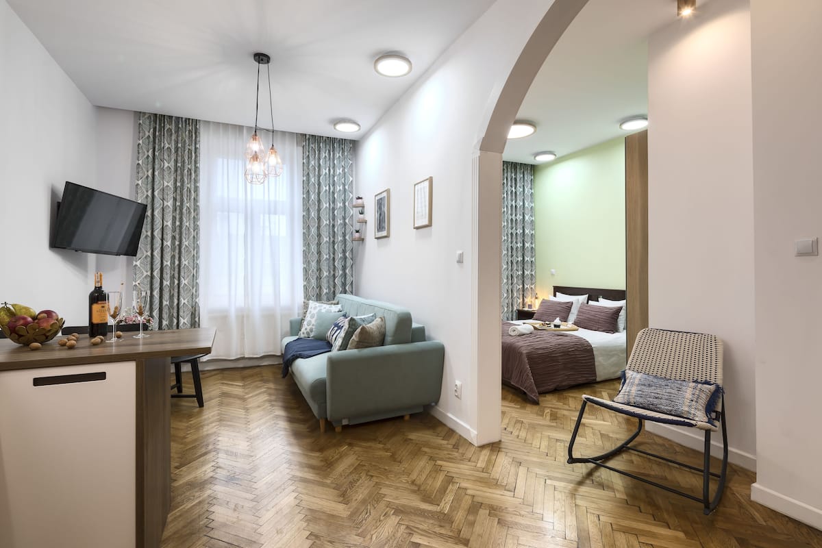 Deluxe appartement, 1 queensize bed met slaapbank, koelkast en magnetron | Woonkamer | Een flatscreentelevisie
