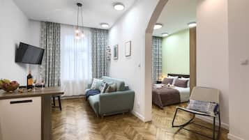 Departamento Deluxe, 1 cama Queen size y sofá cama, refrigerador y microondas | Sala de estar | Televisión de pantalla plana