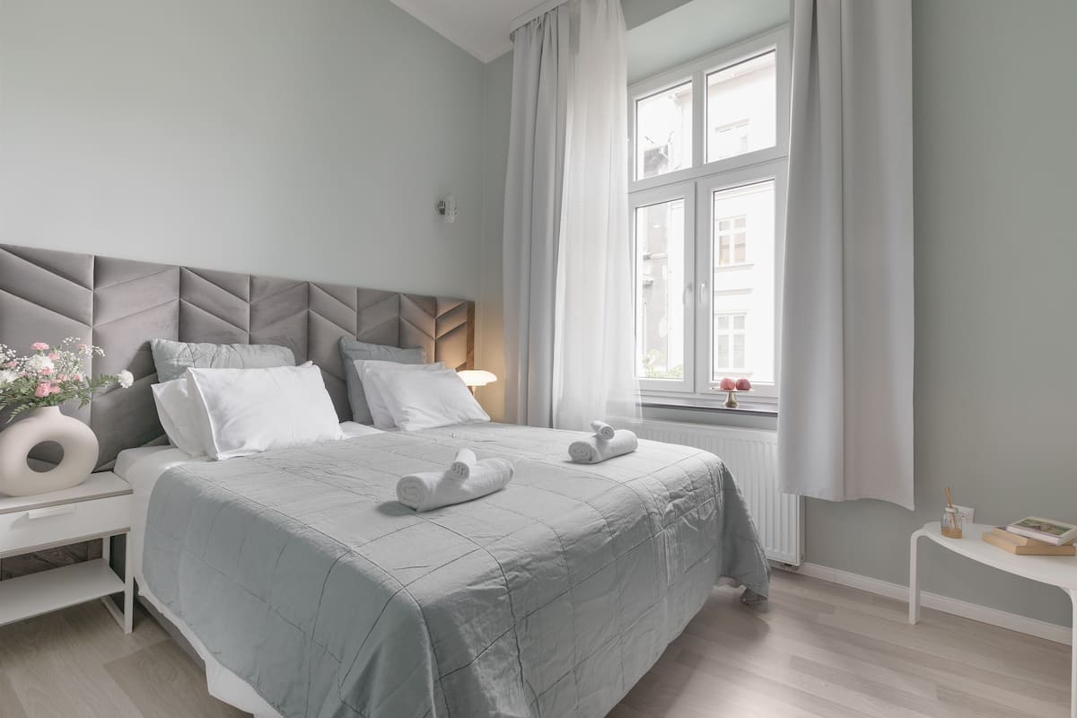Premium suite, 1 queensize bed met slaapbank, balkon, op de hoek | 1 slaapkamer, individueel gedecoreerd, individueel gemeubileerd
