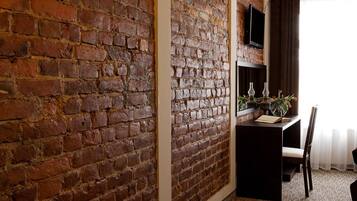 标准双人房或双床房, 1 间卧室 | 客房内保险箱、办公桌、熨斗/熨板、免费 WiFi