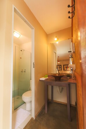 스탠다드 트리플룸, 싱글침대 3개 | 욕실 | 샤워 시설, 타월, 화장지