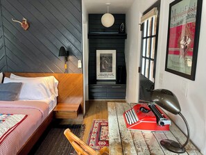 The Grand | Premium bedding, individually decorated, individually furnished - Outpost Inn (Highlands)