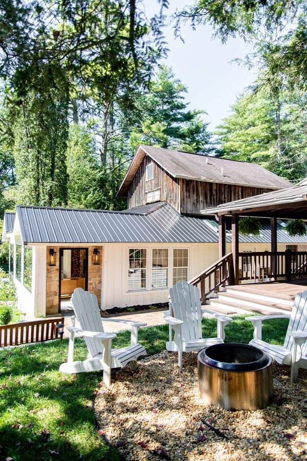 Front of property - Outpost Inn (Highlands)