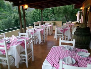 2 ravintolaa, paikallinen keittiö