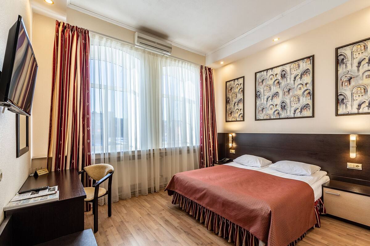 Luxury Suite | 1 bedroom, in-room safe, desk, soundproofing