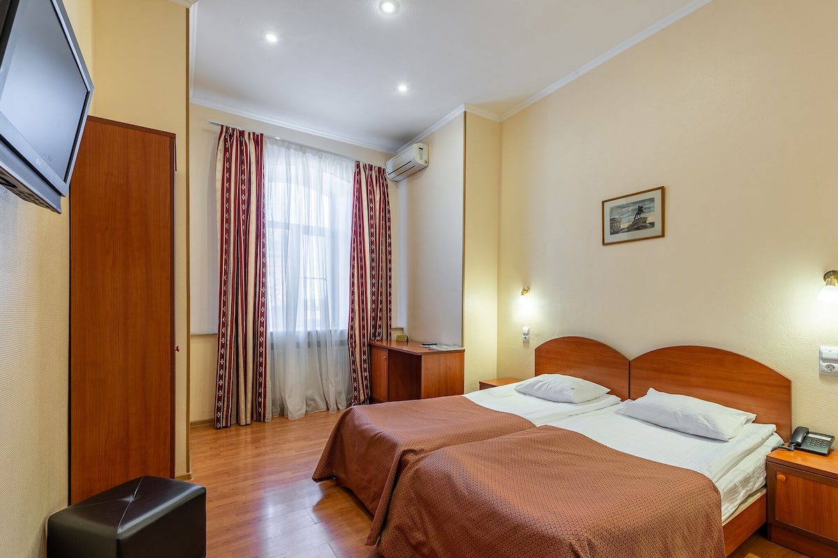 Standard Double or Twin Room | 1 bedroom, in-room safe, desk, soundproofing